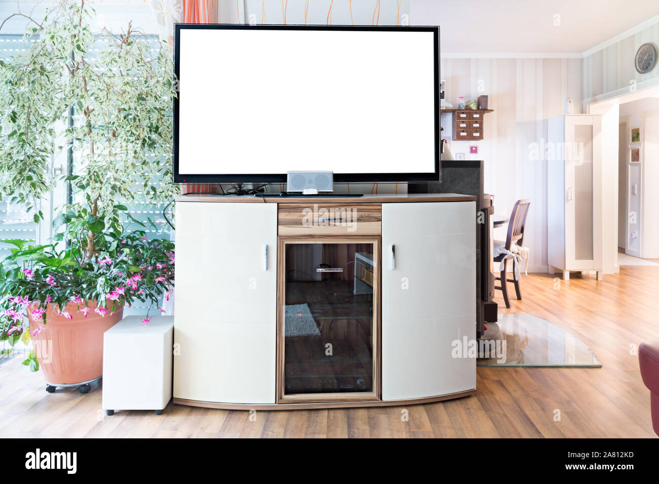 Ein großes Fernsehgerät im Wohnzimmer. Der Bildschirm dient als Mock up für Ihre eigenen Gestaltungsideen. Authentische offenes Wohnzimmer mit Esszimmer ein Stockfoto