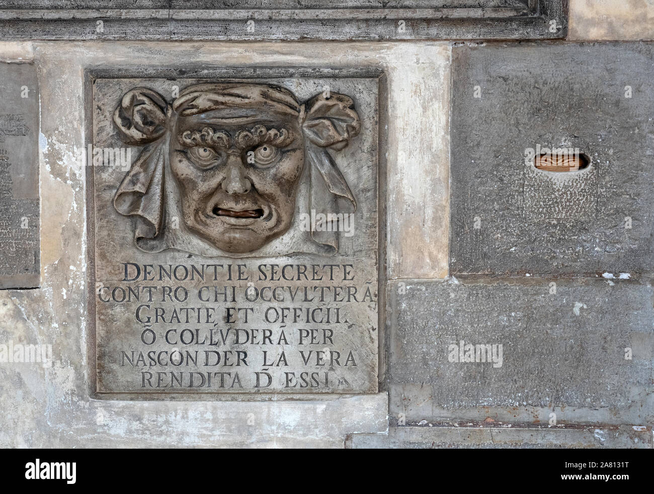 Der Mund der geheimen Anschuldigungen im Dogenpalast Venedig Italien, die Bürger per Brief zum Grasen auf Staatsfeinde einladen Stockfoto