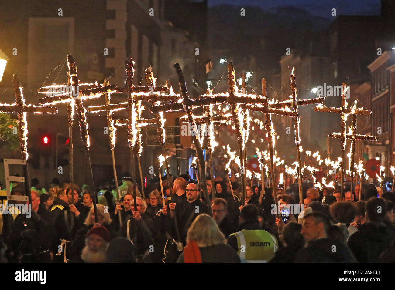 Teilnehmer Umzug durch die Stadt Lewes in East Sussex während einer jährlichen Bonfire Night Prozession durch die lewes Bonfire Gesellschaften statt. Stockfoto