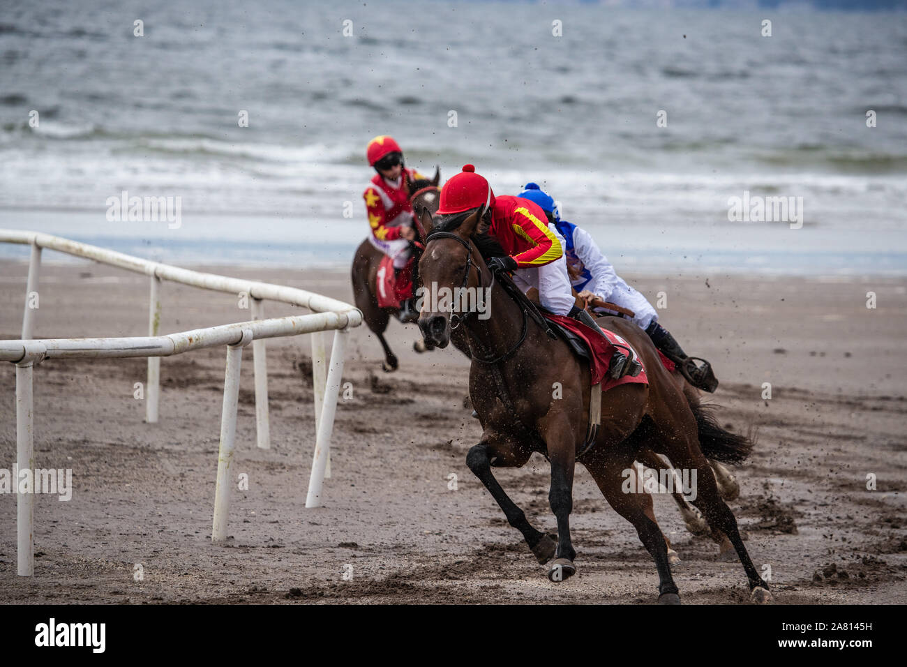 Horse racing Action am Strand, an der Westküste von Irland Stockfoto