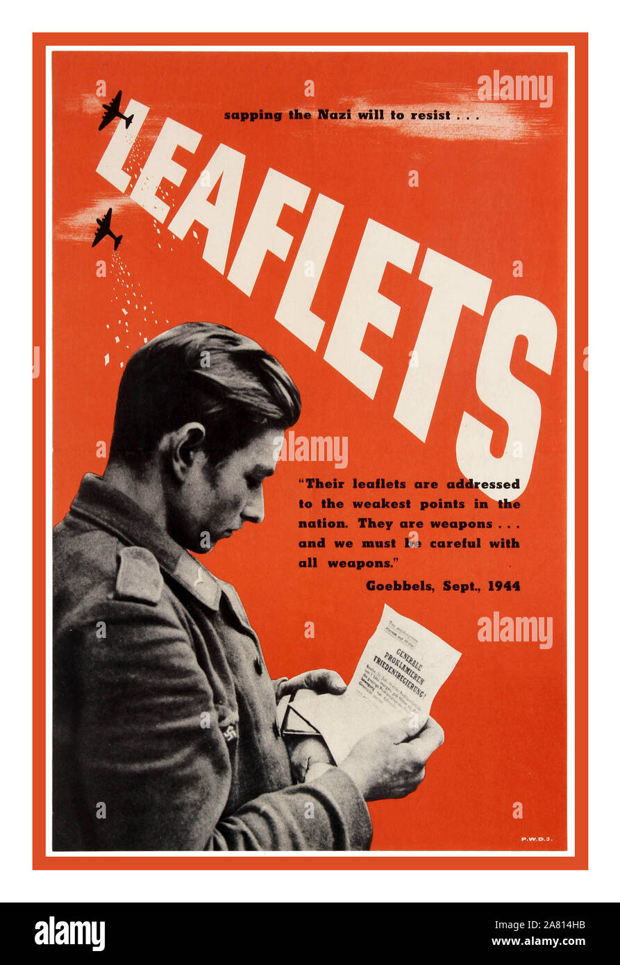 Original WW2 vintage UK Zweiten Welt Krieg Propaganda Poster: Mapping der Nazis zu widerstehen... Broschüren'. Plakat verfügt über einen schwarz-weißen Fotografien ein deutscher Soldat Lesen einer Broschüre durch die Alliierten zurück, zusammen mit einem Zitat von Joseph Goebbels lesen: "Ihre Merkblätter, die der schwächsten Punkte in der Nation gerichtet sind. Sind sie Waffen... und wir müssen vorsichtig mit allen Waffen". Airborne Packungsbeilage Propaganda ist eine Form der psychologischen Kriegsführung, in denen Faltblätter (Flyer) in der Luft verstreut sind. Streitkräfte gebrauchte Flugzeuge Flugblätter zu Drop das Verhalten der Bekämpfung zu ändern Stockfoto