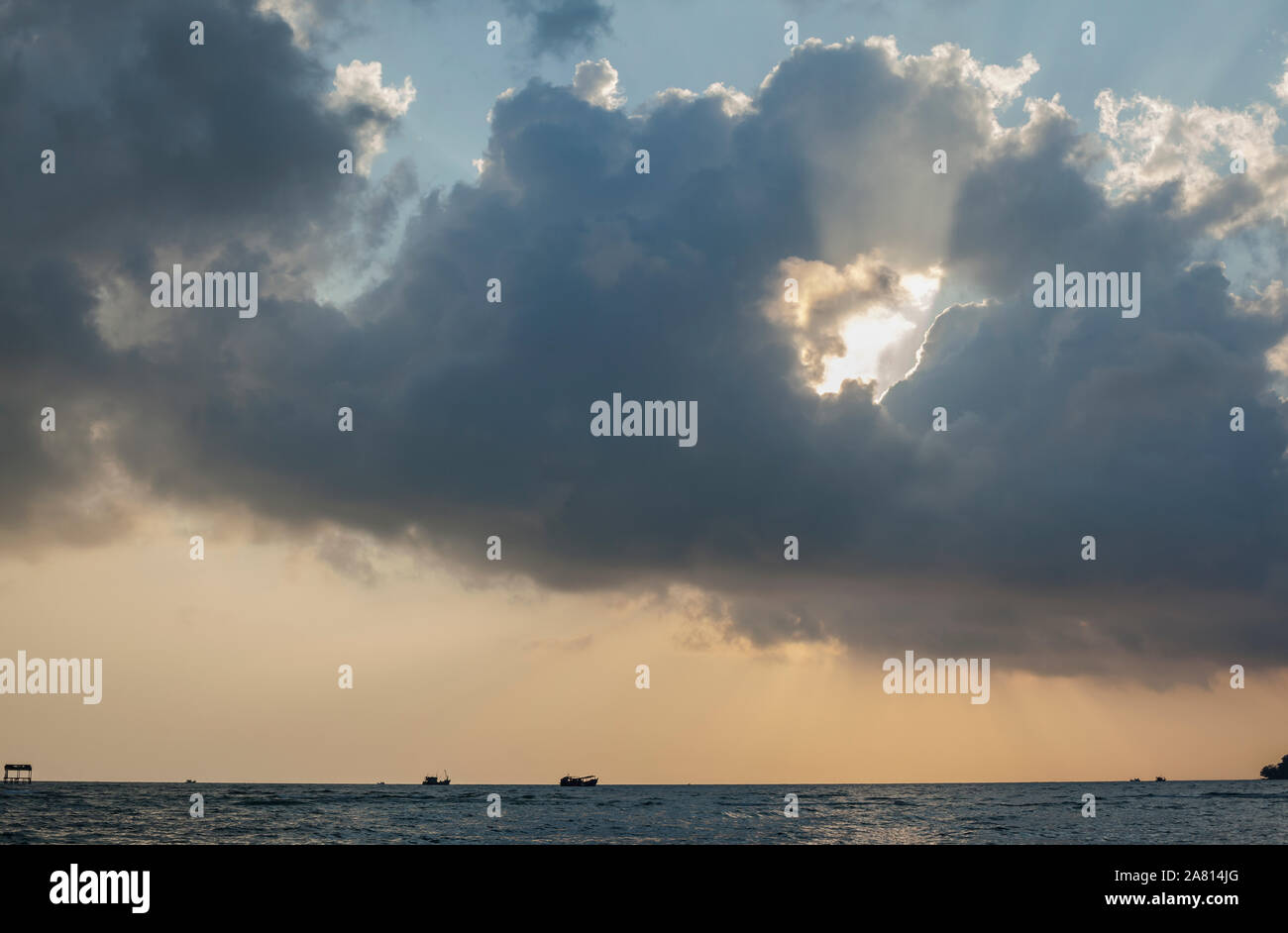 Marine mit dramatischen Himmel bei Prek Svay, Koh Rong Insel, Kambodscha Stockfoto