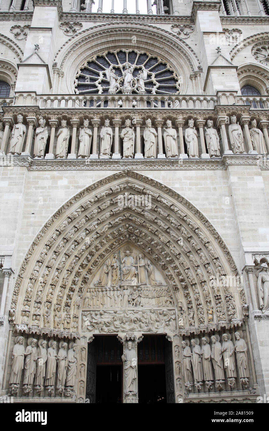 Die KATHEDRALE NOTRE DAME in Paris Frankreich mit religiösen Skulpturen vor dem Eingang Stockfoto