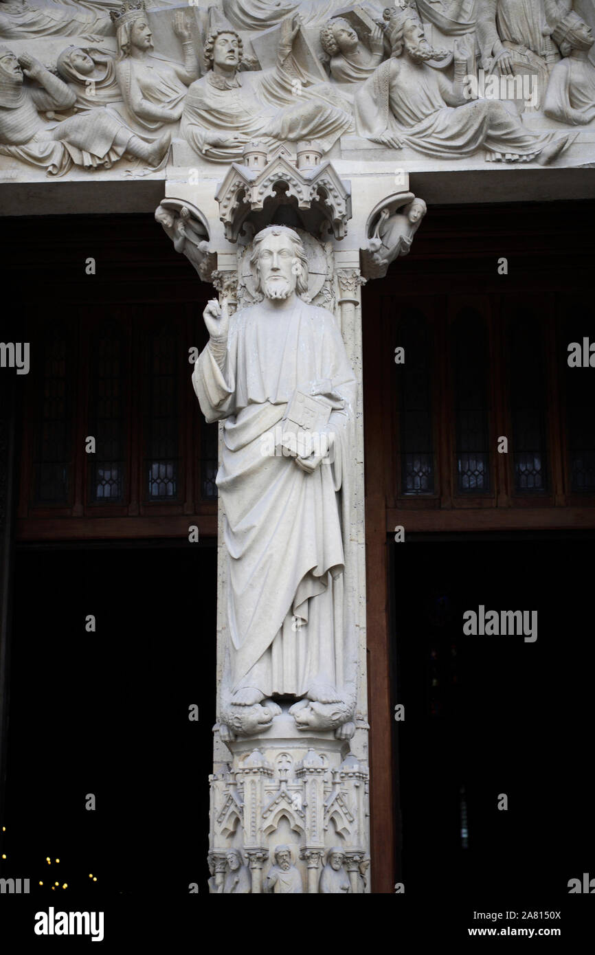 Die KATHEDRALE NOTRE DAME in Paris Frankreich mit religiösen Skulpturen vor dem Eingang Stockfoto