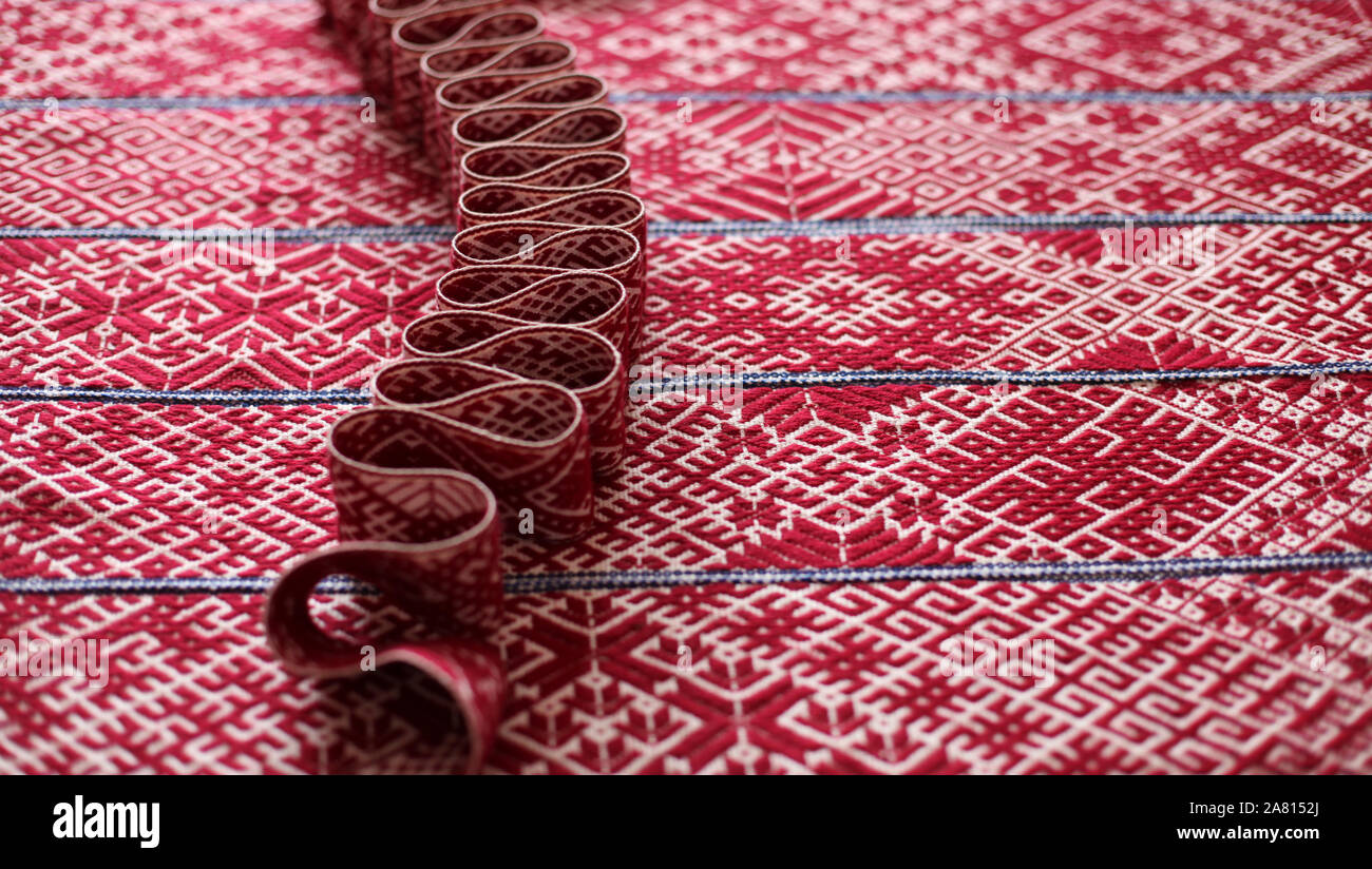 Traditionelle lettische Band namens Lielvardes Gürtel in einer kreativen Anordnung. Zeichen der infility Stockfoto