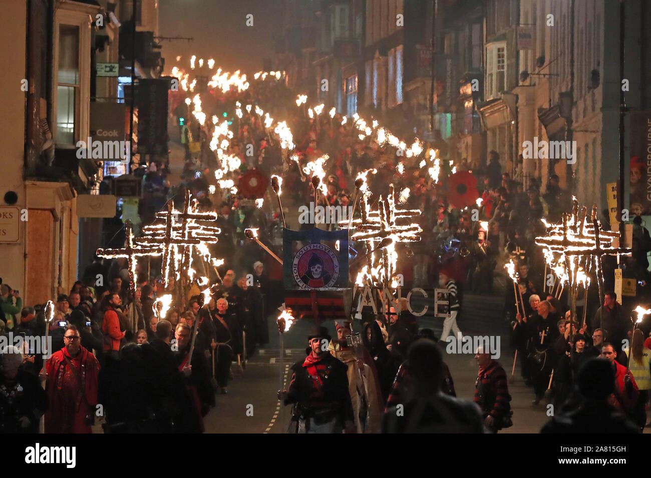 Teilnehmer Umzug durch die Stadt Lewes in East Sussex während einer jährlichen Bonfire Night Prozession durch die lewes Bonfire Gesellschaften statt. Stockfoto