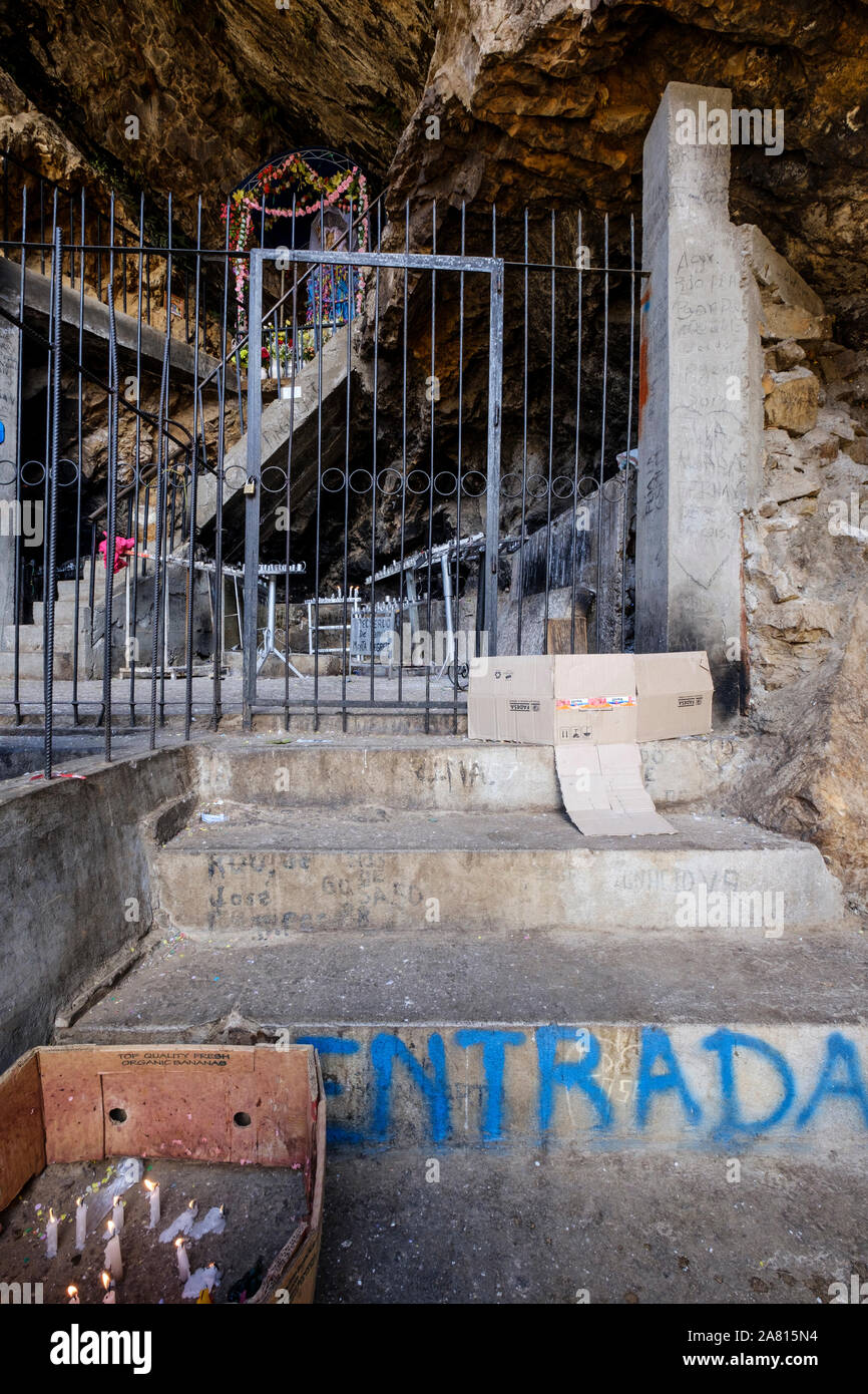 Höhle der Jungfrau von Lourdes in der Nähe von Copacabana in Bolivien. Die Figur der Jungfrau Maria wird hinter den Gittern gehalten. Stockfoto