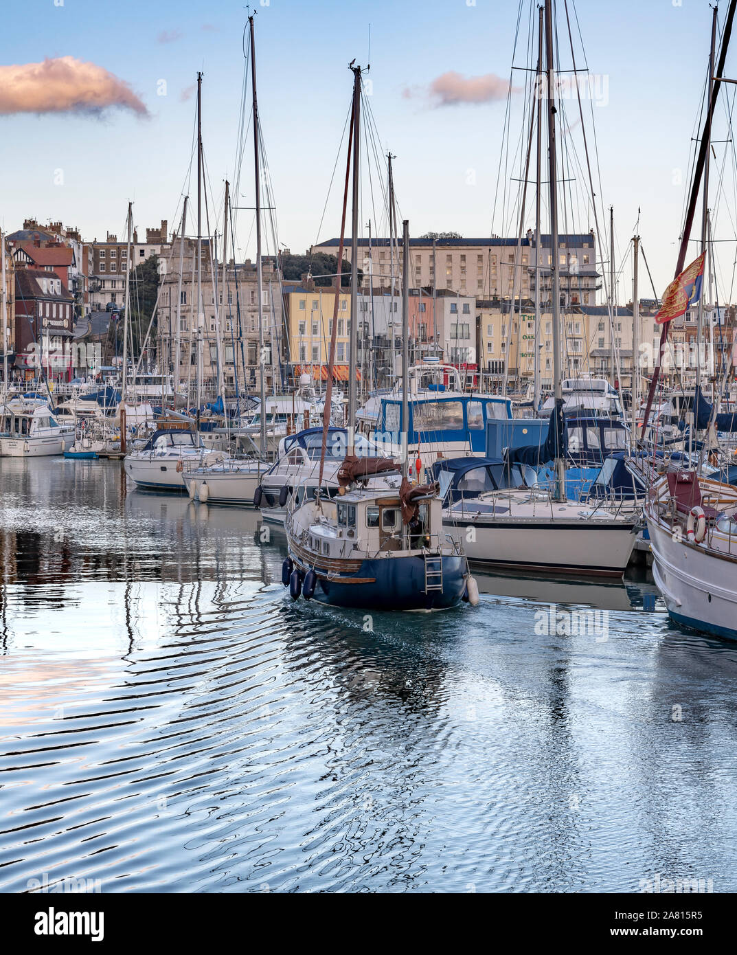 Frühe Abend in Ramsgate Hafen. Mit Fischerbooten und Yachten, kleinen Booten und Schnellbooten. Tief blauen Himmel und Reflexionen über das Meer. Stockfoto