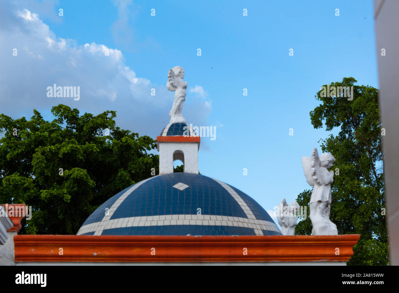 Culiacan, Sinaloa, Mexiko - 10. Oktober 2019: die Gräber geschmückt mit Statuen von Engeln in einem Friedhof in Culiacan Stockfoto