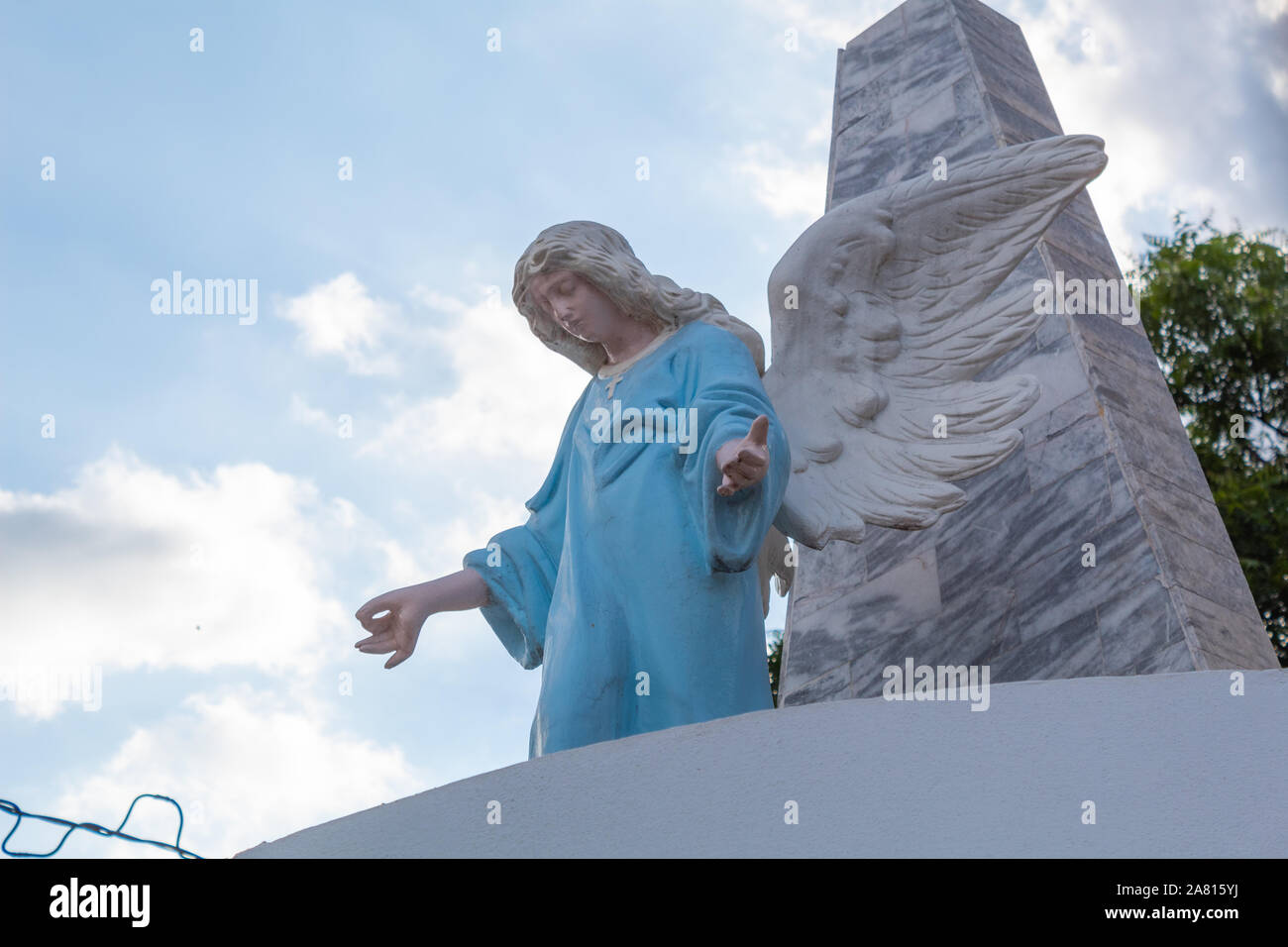 Culiacan, Sinaloa, Mexiko - 10. Oktober 2019: die Gräber geschmückt mit Statuen von Engeln in einem Friedhof in Culiacan Stockfoto