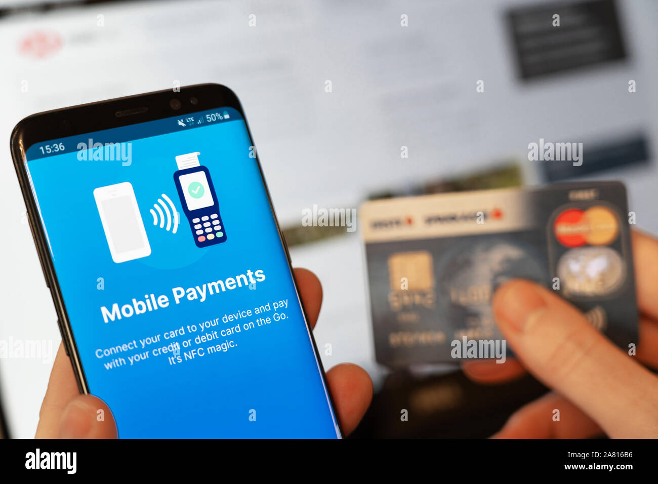Über ein Mobiltelefon mit einer Zahlung per Kreditkarte online zu machen. Konzept - mobile Zahlungen und Betrug Stockfoto