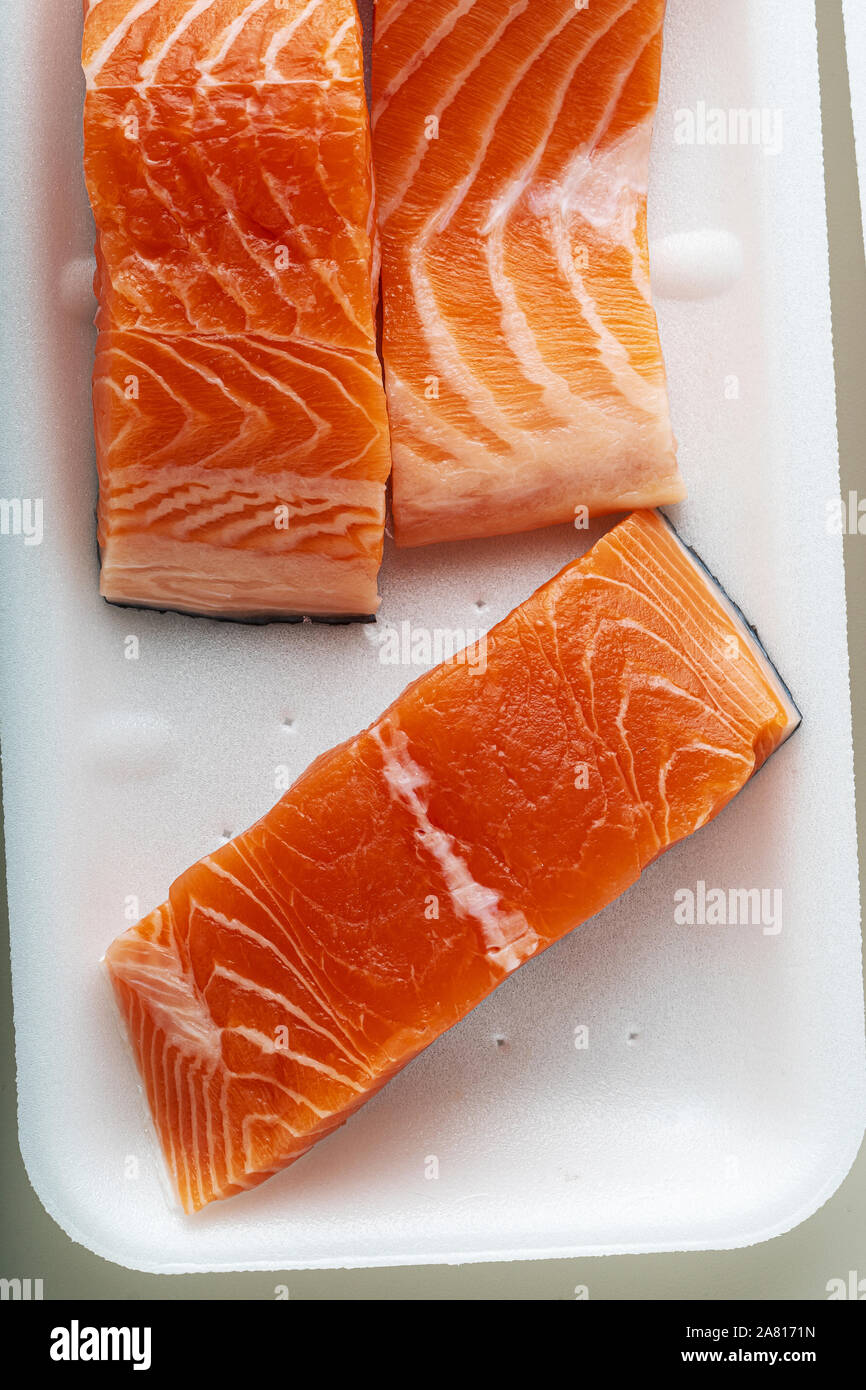 Frischer Lachs, in Stücke schneiden und bereit für das Kochen. Fisch schneiden Stockfoto