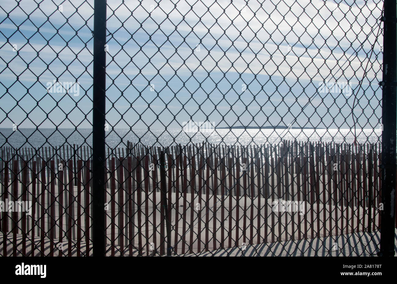 Durch Zaun am Ozean in watcch Hill Stockfoto