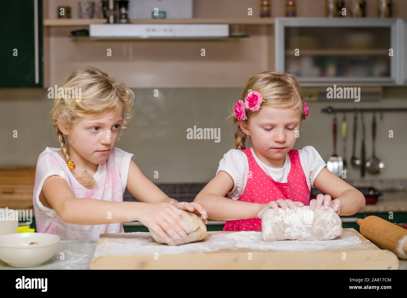 Kleines Kind backen in der Küche vorbereiten Lebkuchen Stockfoto