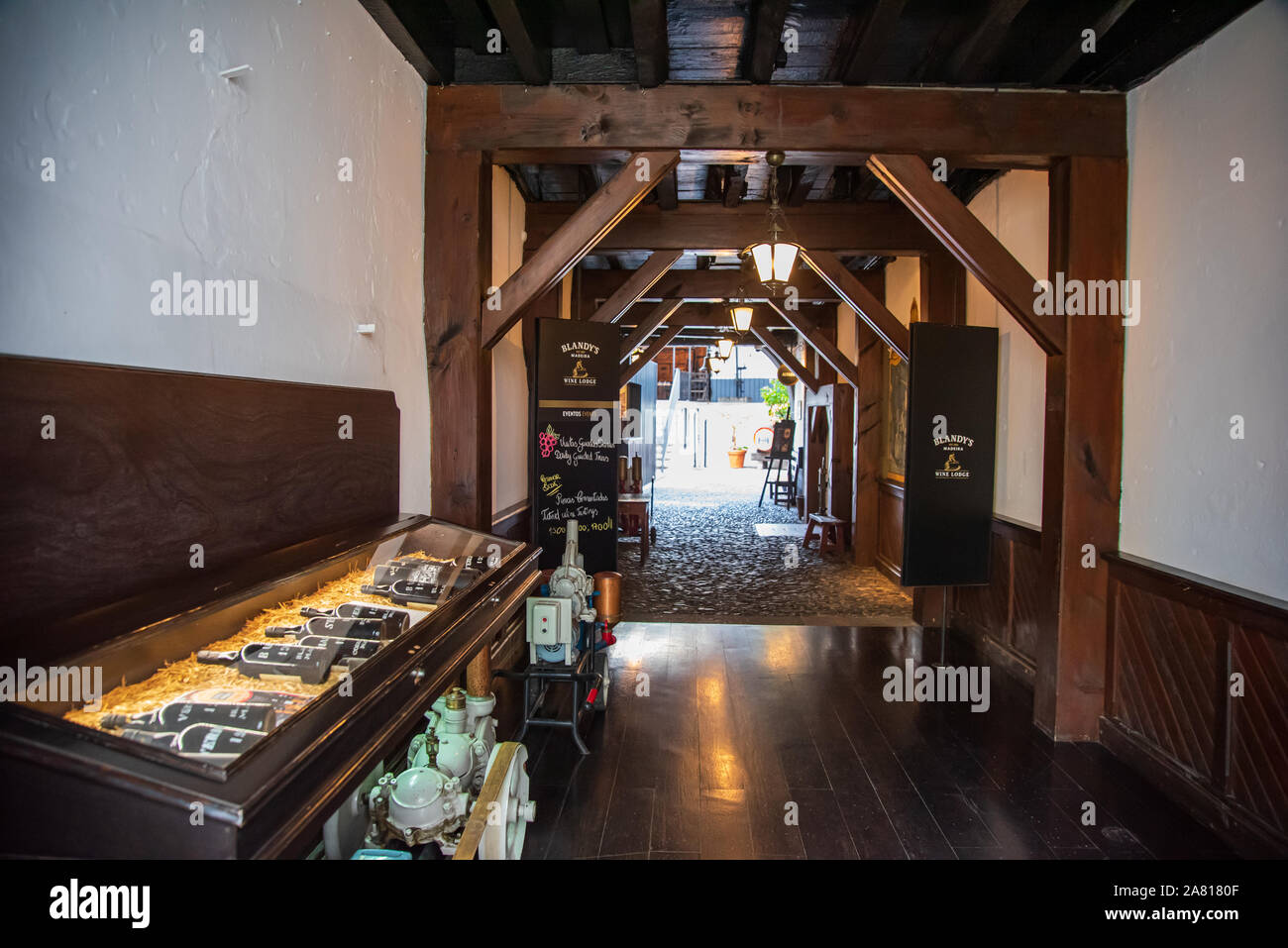 Ausstellung in den Weinhöhlen von Madeira, die die Geschichte und Meilensteine der Weinproduktion von Madeira mit historischen Bildern und Artefakten zeigen Stockfoto