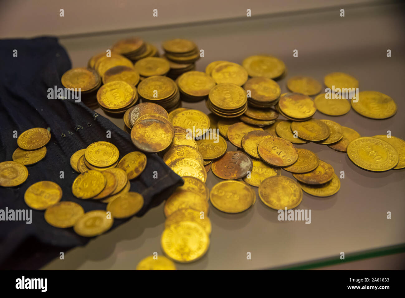 Ausstellung in den Weinhöhlen von Madeira, die die Geschichte und Meilensteine der Weinproduktion von Madeira mit historischen Bildern und Artefakten zeigen Stockfoto