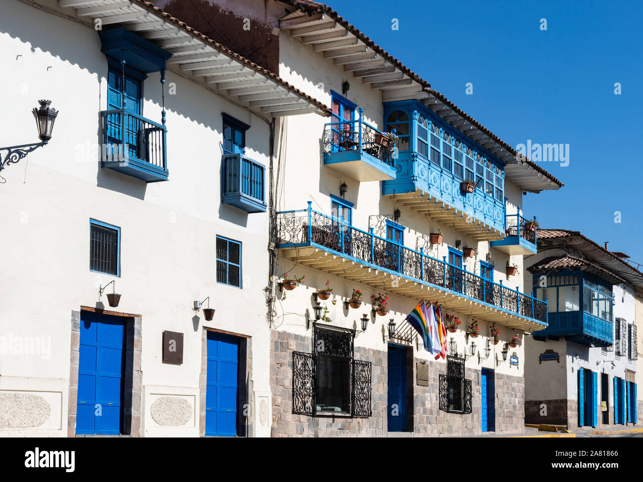 Straße mit blauen Fenstern, Fensterläden und Balkone in Stadt Cusco, Peru Stockfoto