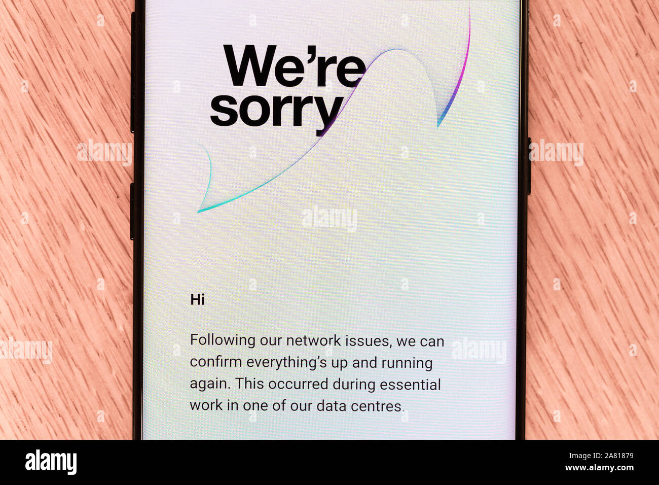 Eine E-Mail von drei auf einem Smartphone - eine britische Mobilfunkanbieter - entschuldigt sich für eines der letzten Netzwerkausfall Stockfoto