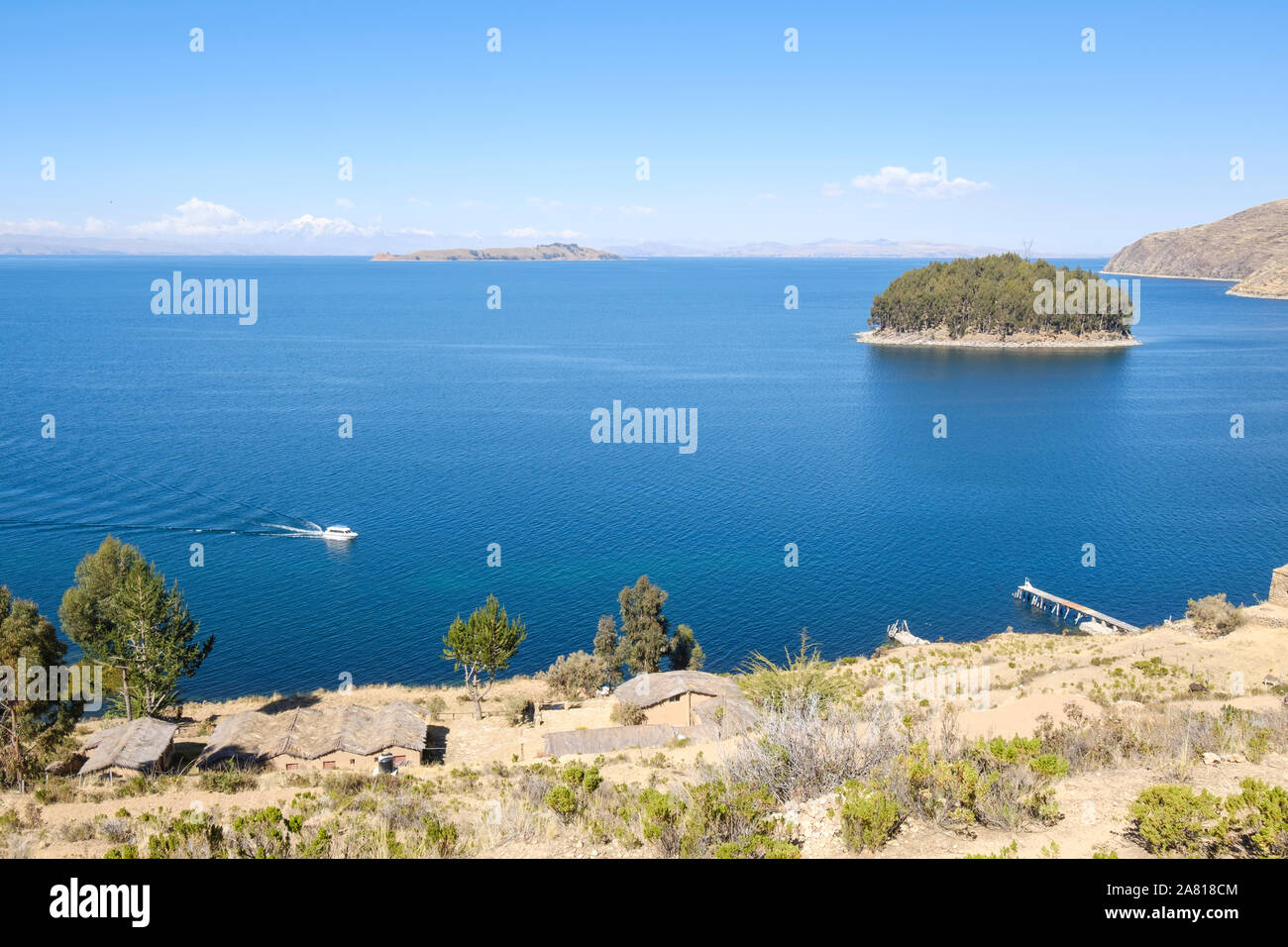 Blick von der Insel der Sonne Tempel der Sonne Ruinen, Chillaca Insel und Insel der Mond im Hintergrund, Titicacasee, Bolivien Stockfoto