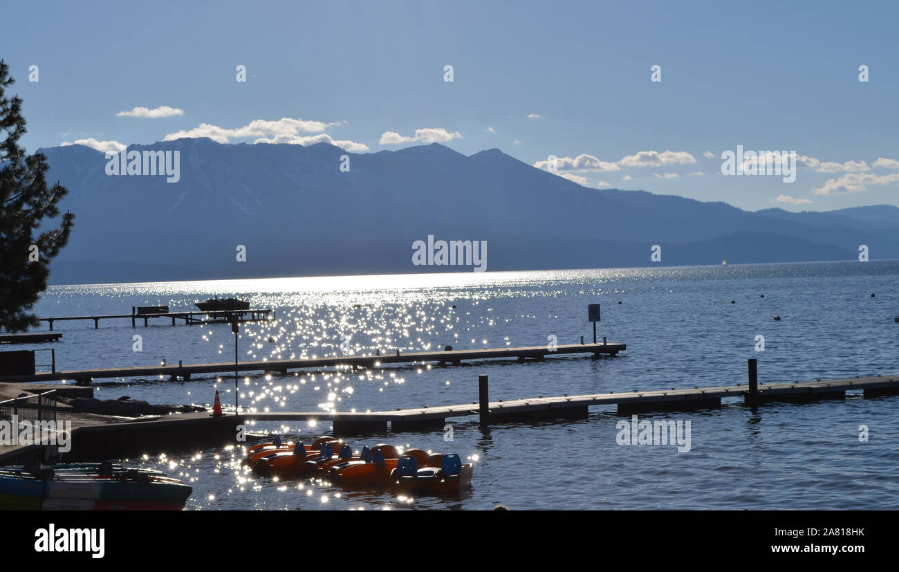 Späten Frühling in Kalifornien: Sonnenlicht spiegelt sich in der Nähe von Lake Tahoe South Lake Tahoe Stockfoto