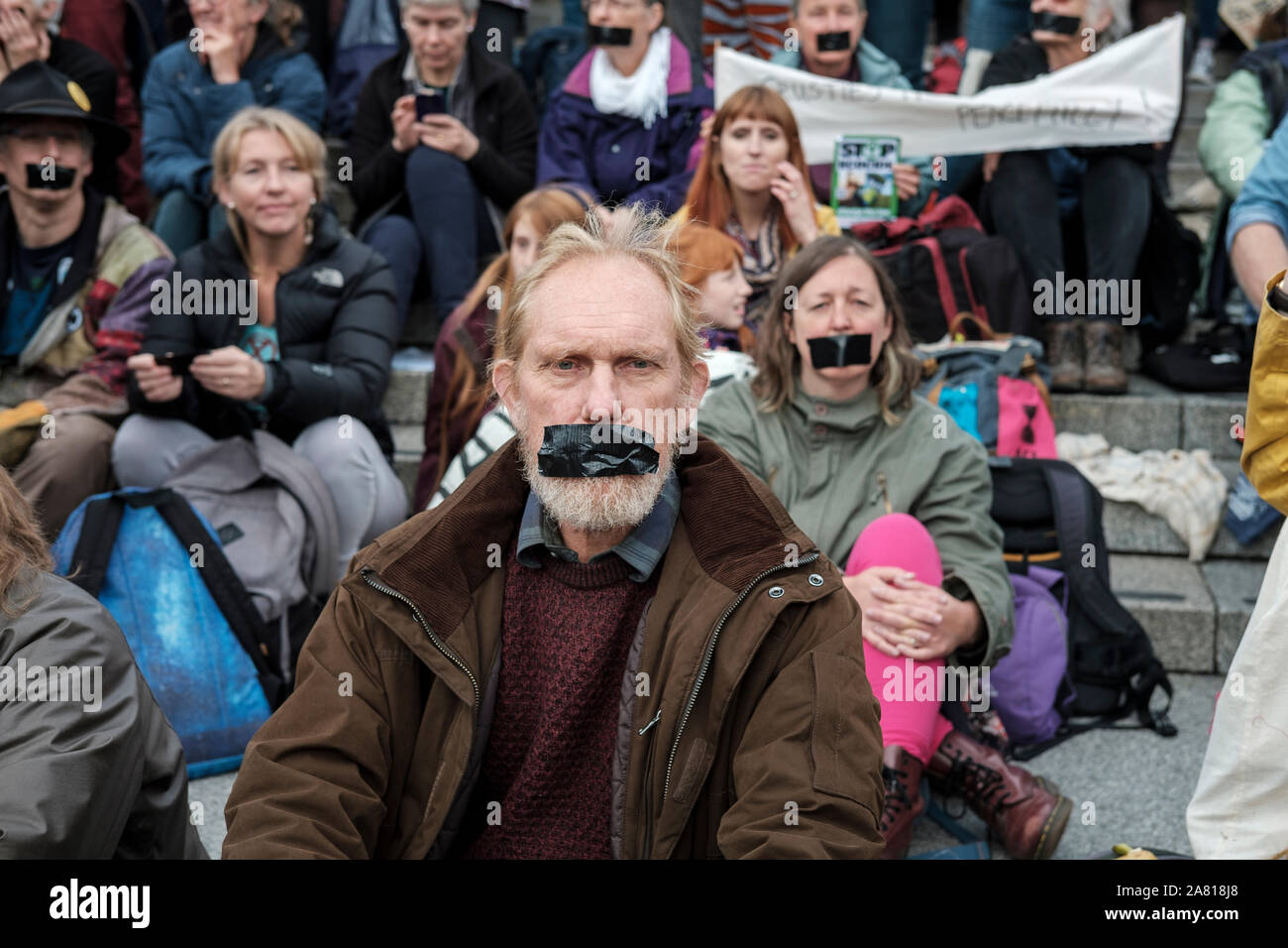 London, UK, 16. Oktober 2019. In der zweiten Woche des Aussterbens Rebelion Oktober Aktion, viele legen Klebeband über den Mund. Stockfoto