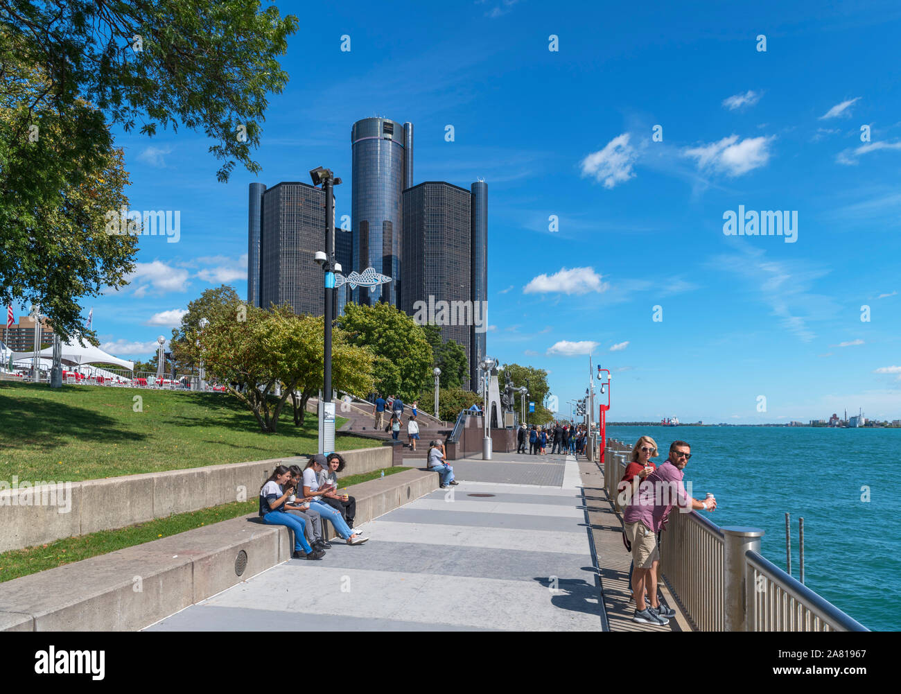 Die Skyline der Renaissance Center von Detroit Riverwalk, Downtown Detroit, Michigan, USA gesehen Stockfoto