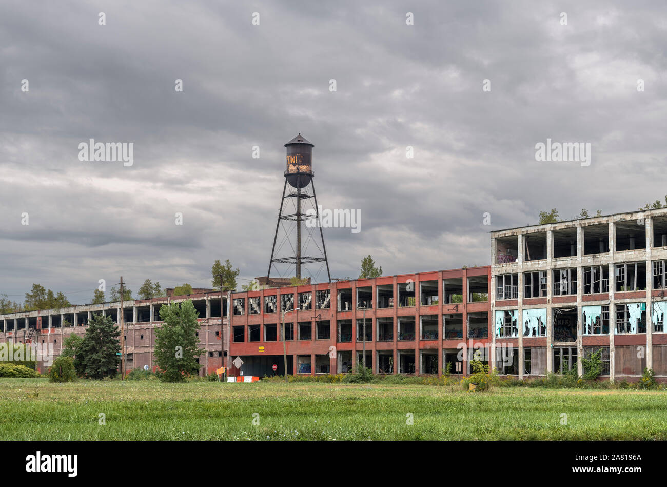 Blick von Osten Grand Boulevard der Ruinen des Packard Automobilwerk, einem stillgelegten und verlassenen Auto Werk in Detroit, Michigan, USA Stockfoto