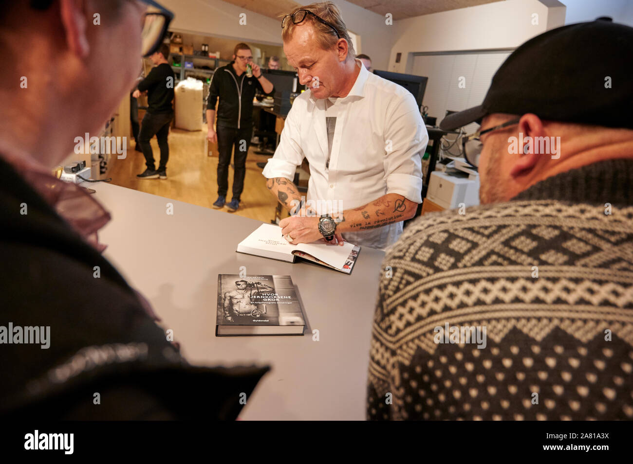 Aarhus, Dänemark, 5. November 2019: Auf den Anlass seiner jüngsten Book Release, weltberühmten dänischen Krieg Fotografen Jan Grarup gibt ein Buch sprechen und und Unterzeichnung im pro Kamera Händler, Goecker. Sein neues Buch - die siebte so weit - mit dem Titel "wo die Eisernen Kreuze wachsen" und ist seine Memoiren von 33 Jahren Krieg und Katastrophe Fotoreportage in Ländern wie Ruanda, Rumänien, Irak, Haiti, Somalia, Sudan und der ehemals Jugoslawien. Jan Grarup selbst ist bestimmt mit PTSD wegen all der Horror und Katastrophen, die er gezeugt hat und fotografiert. Credit: Brian Bjeldbak/Alamy leben Nachrichten Stockfoto