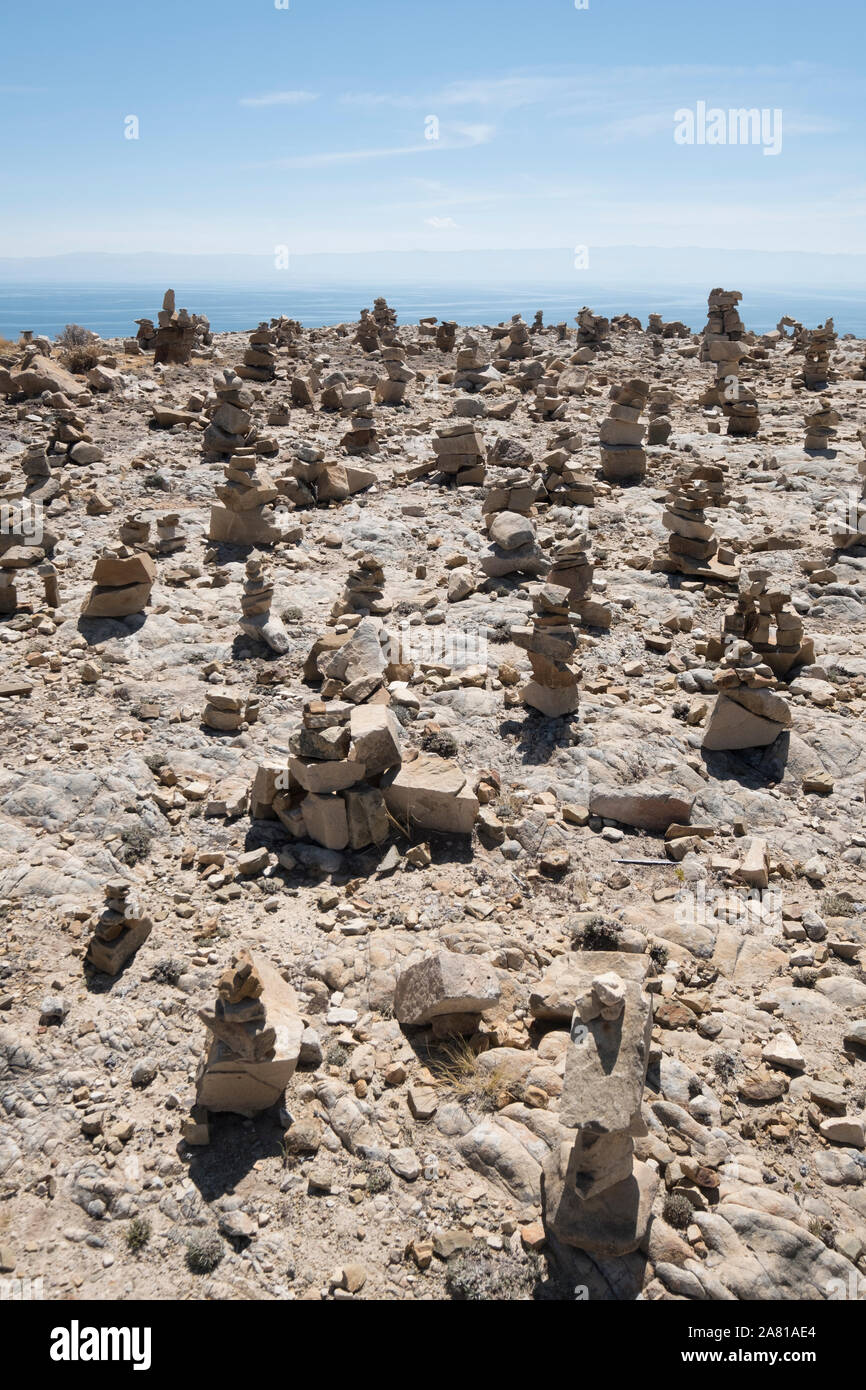 Mann-Haufen von Steinen auf der Challa Gemeinschaft im Norden der Insel der Sonne, Titicacasee, Bolivien Stockfoto