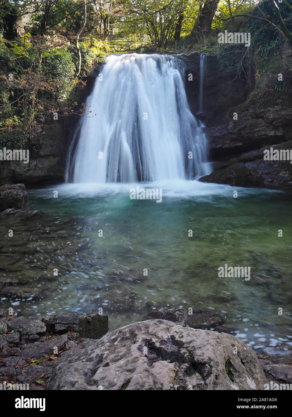 Torrent von Wasser in Gordale Beck Kaskadierung über Janet's Foss, Yorkshire Dales Stockfoto