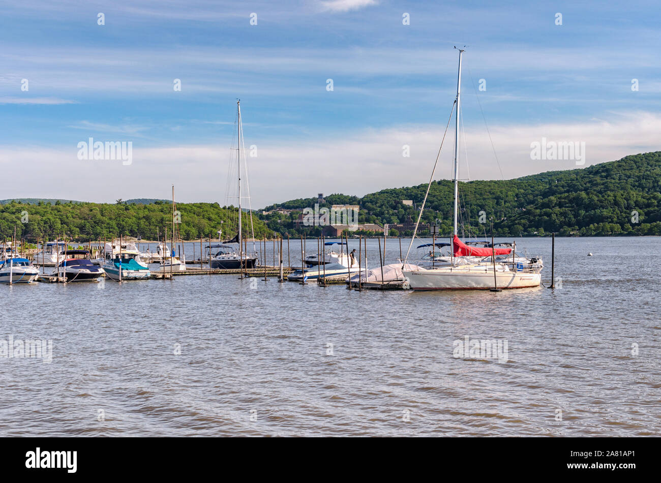 Segelboote und Boote auf dem Hudson River, kalter Frühling, Putnam County, New York, USA Suche über den Fluss in die Highlands, NEW YORK. Stockfoto