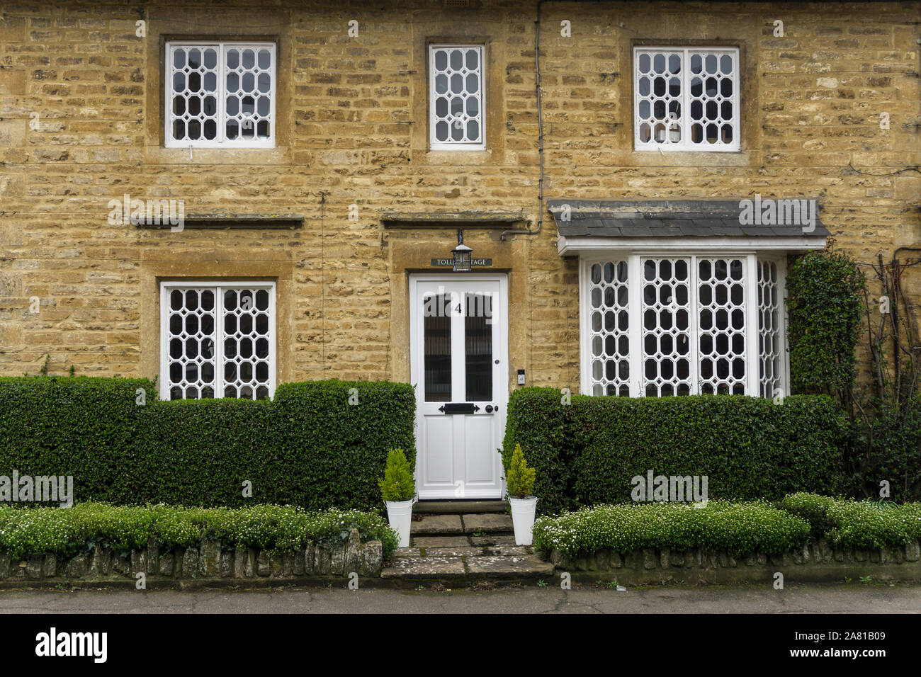 Doppelzimmer Fassade aus Stein gebaute Einfamilienhaus im Dorf Collingtree, Northamptonshire, Großbritannien Stockfoto
