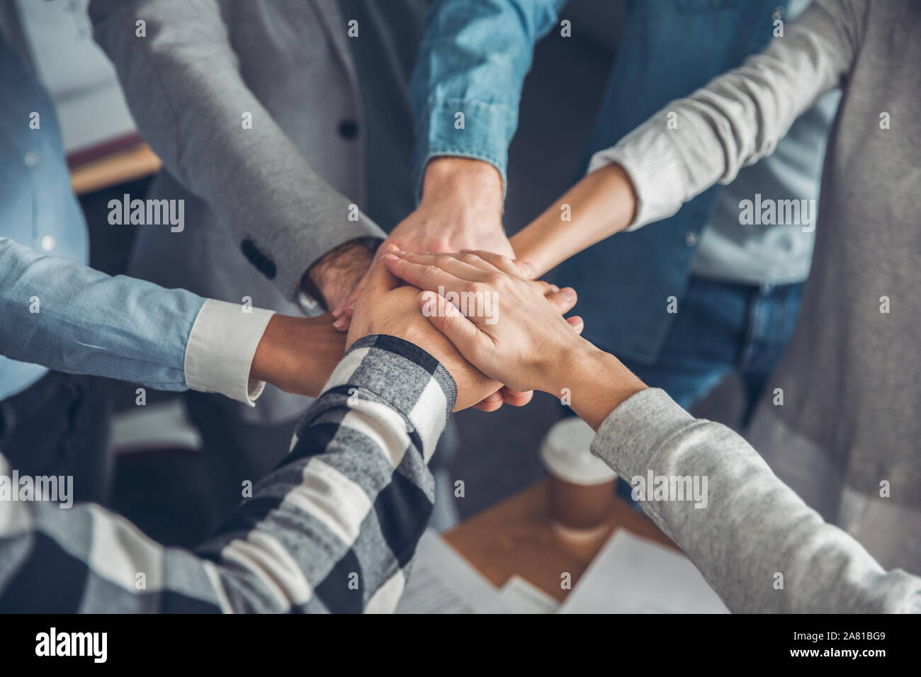 Startupers im Büro gemeinsam stehend, Hände halten Top View close-up Stockfoto