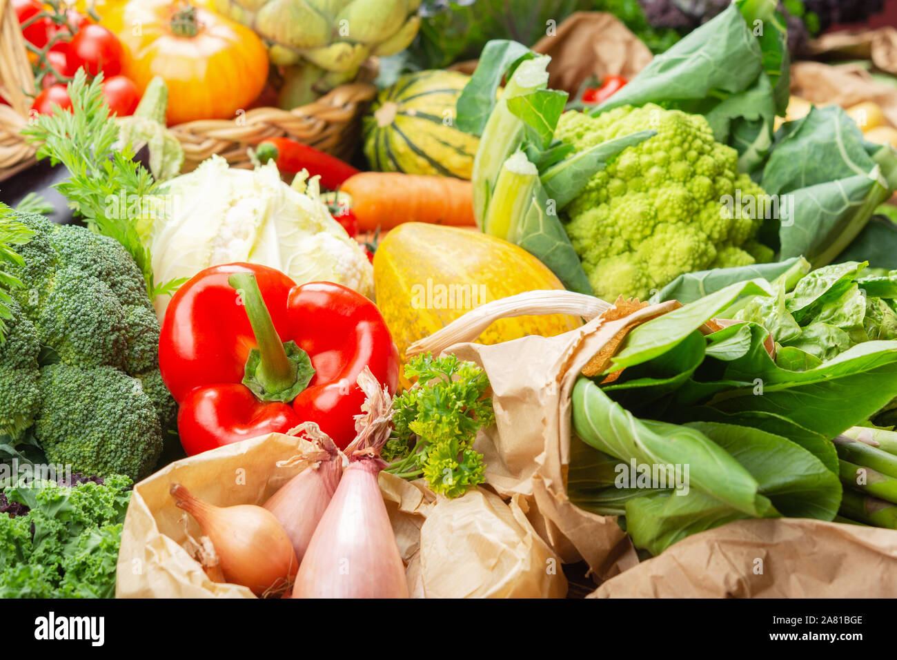 Null Abfall einkaufen. Sortiment von bunten Bio Gemüse, Kohl Tomaten Zwiebeln Pilze squash Paprika Knoblauch. Gesund Hintergrund Nahaufnahme, selektiven Fokus Stockfoto