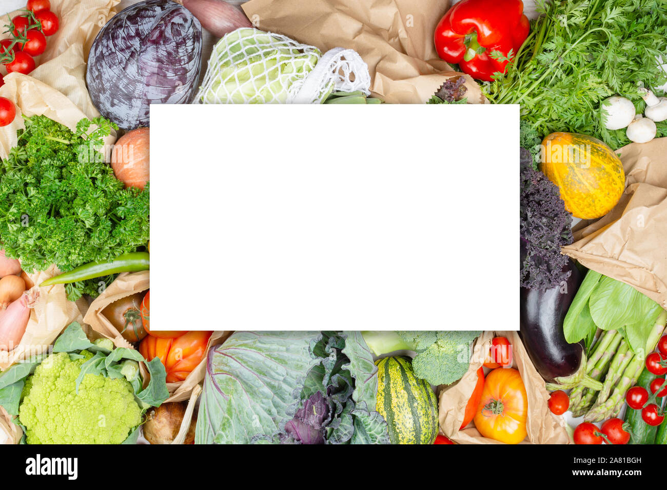 Kein Kunststoff shopping Konzept. Sortiment von bunten gesundes Gemüse, Kohl broccoli Tomaten Petersilie squash Paprika Knoblauch mit weißen isoliert Papier auf der Oberseite für Text Stockfoto