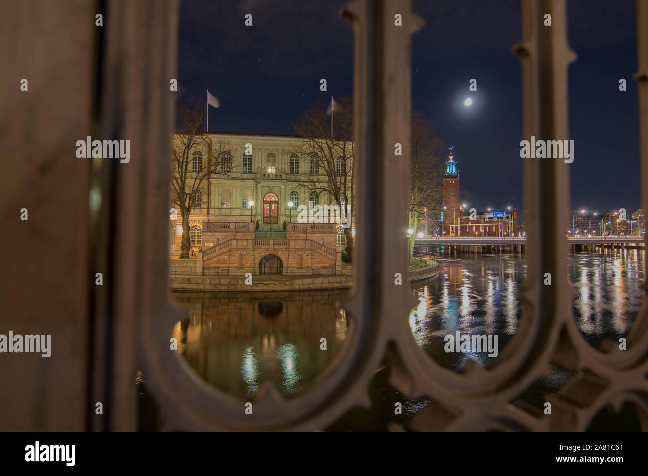 Öffentliche Gebäude und Kirche Bild bei Nacht über eine Brücke hand Geländer in Stockholm, Schweden 2019 getroffen Stockfoto