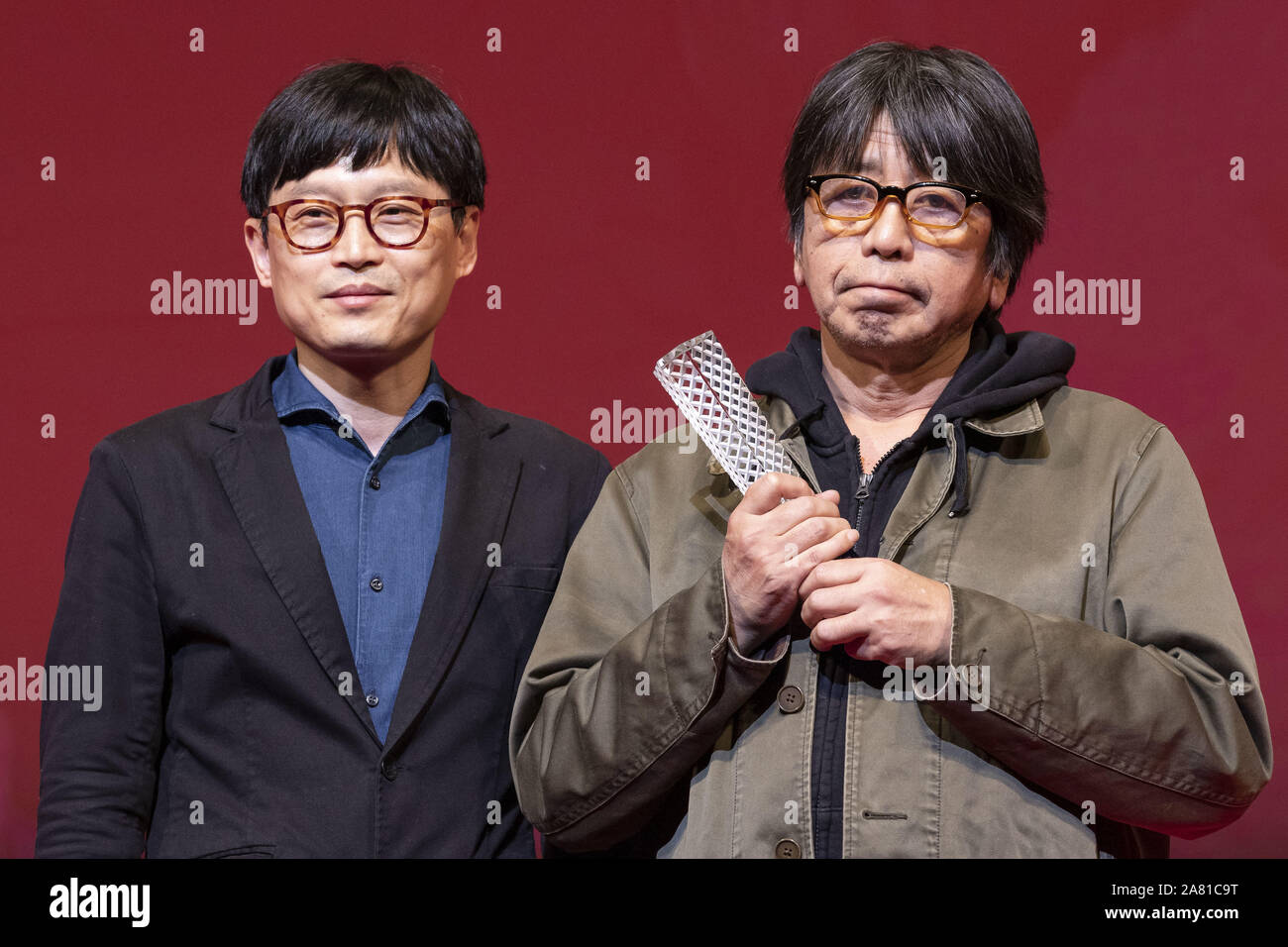 November 5, 2019, Tokyo, Japan: Direktor Tatsuya Mori (R) der Film â € "Dokumentation des Journalisten €™ gewinnt den japanischen Kinos Splash Best Picture Award bei der Abschlussfeier der 32. Tokyo International Film Festival (TIFF) auf der Tokyo International Forum in Yurakucho. Die 32. Tokyo International Film Festival ist eines der größten Filmfestivals in Asien und Film Fans können in der Nähe von bothÂ Außen- und japanische Filmemacher während der Phase der Grußansagen. TIFF ist der einzige japanische Festival vom Internationalen Verband der Filmproduzenten Verbänden akkreditiert (Credit Bild: © R Stockfoto