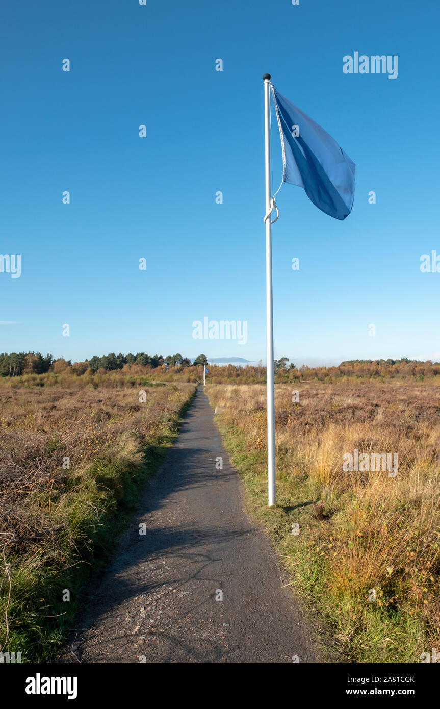 Blaue Fahnen und markieren Sie die Position des Jacobite Zeile vor der Schlacht von Culloden 1746. Culloden Moor, Inverness. Stockfoto