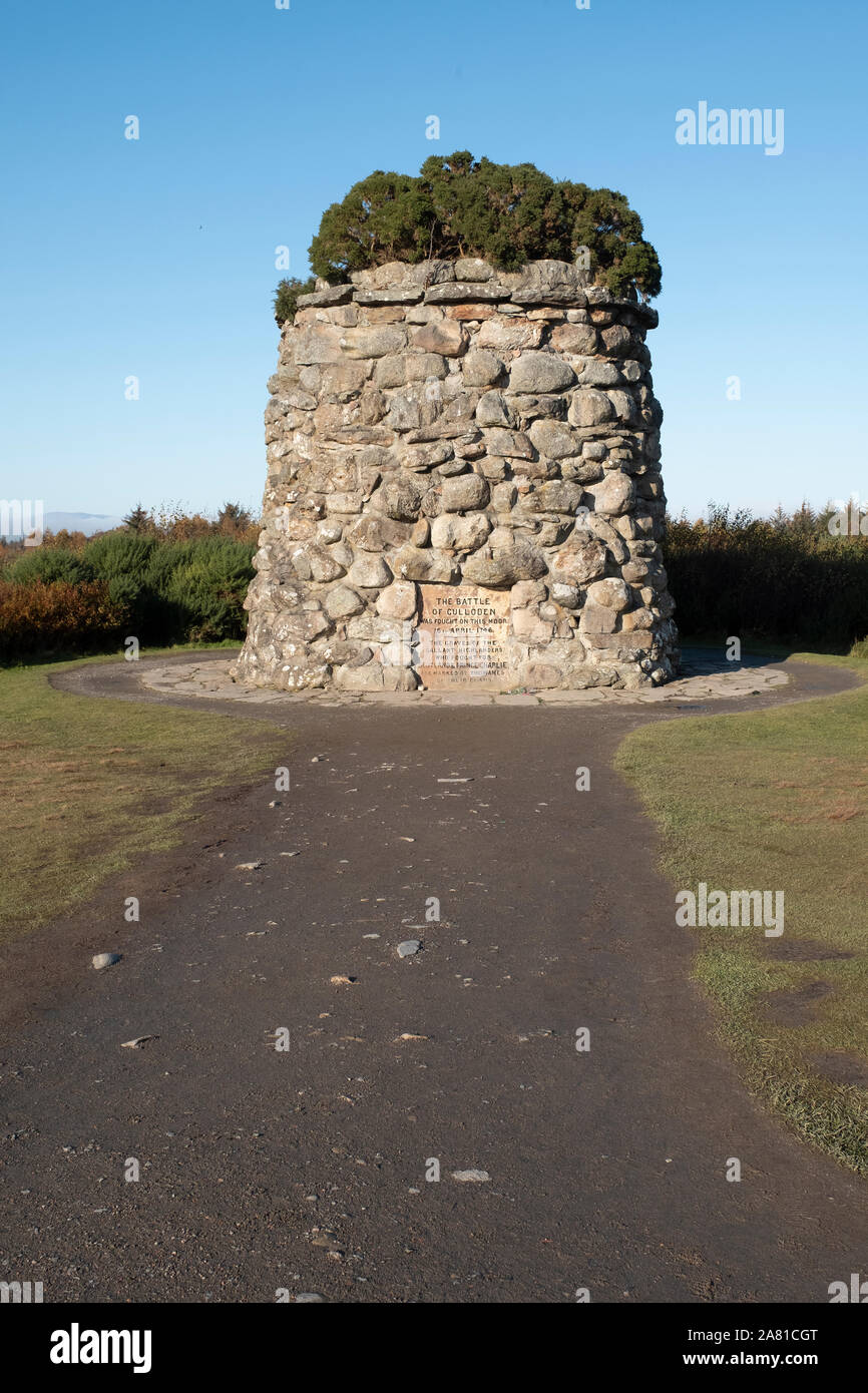 Das Schlachtfeld von Culloden memorial Cairn, die highlanders, die in der Schlacht von Culloden am 16. April 1746 kämpfte sich erinnern. Culloden Moor, Inverness Stockfoto
