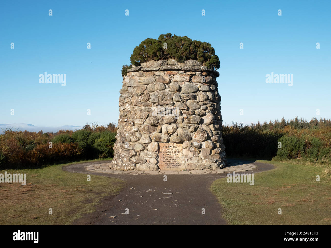 Das Schlachtfeld von Culloden memorial Cairn, die highlanders, die in der Schlacht von Culloden am 16. April 1746 kämpfte sich erinnern. Culloden Moor, Inverness Stockfoto