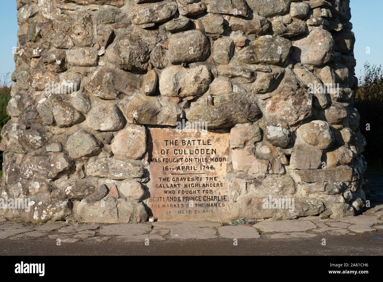 Das Schlachtfeld von Culloden memorial Cairn, die highlanders, die in der Schlacht von Culloden am 16. April 1746 kämpfte sich erinnern. Culloden Moor, Inverness Stockfoto