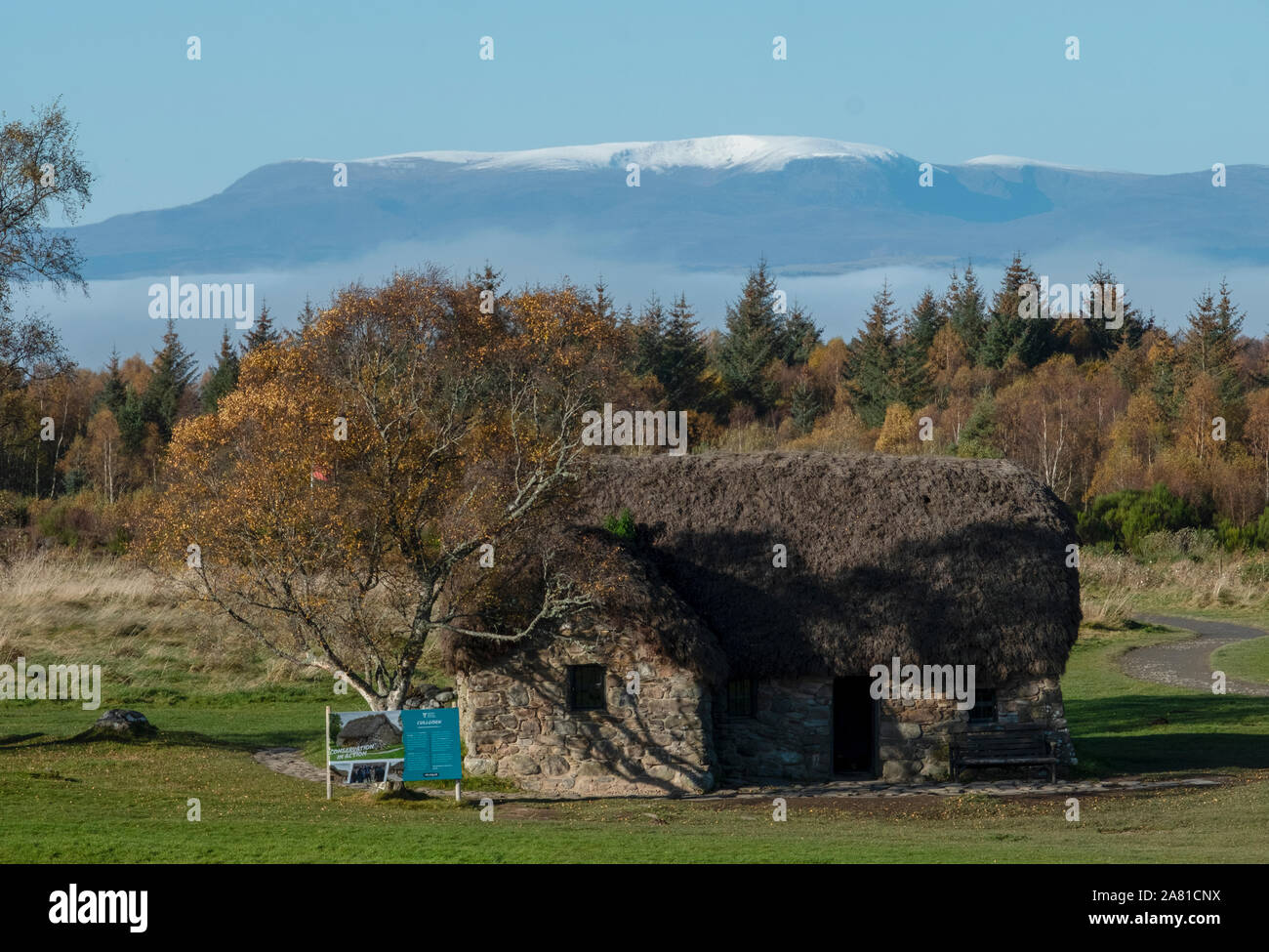 Leanach Cottage, Culloden Moor. Das Haus stammt aus der Zeit der Schlacht und wurde vor Kurzem von der National Trust für Schottland restauriert worden. Stockfoto