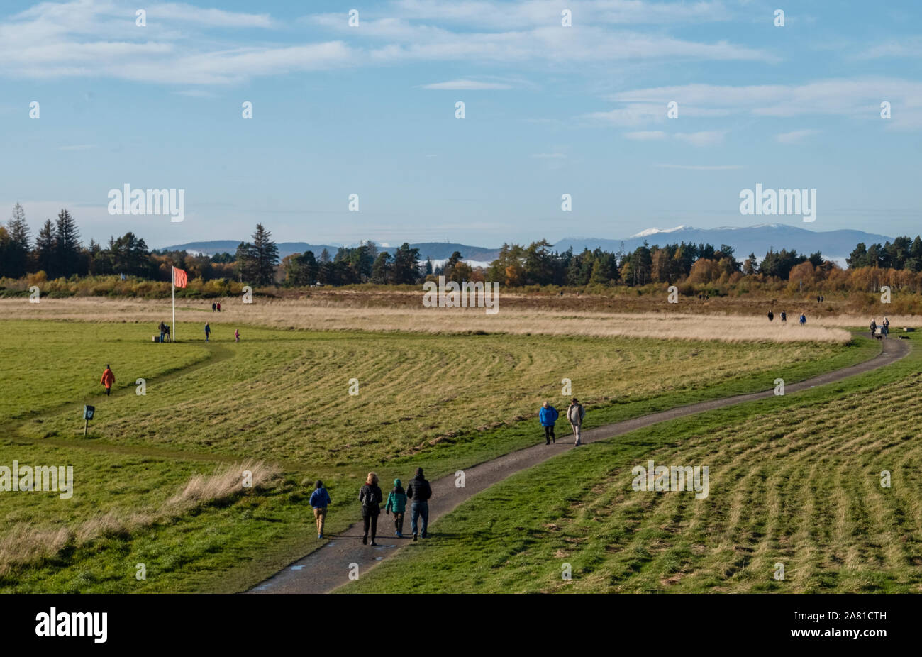 Ein Blick auf das Schlachtfeld von Culloden von der Dachterrasse des Culloden Visitor Centre, Culloden Moor, Inverness. Stockfoto