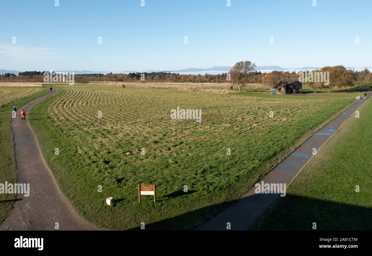 Ein Blick auf das Schlachtfeld von Culloden von der Dachterrasse des Culloden Visitor Centre, Culloden Moor, Inverness. Stockfoto