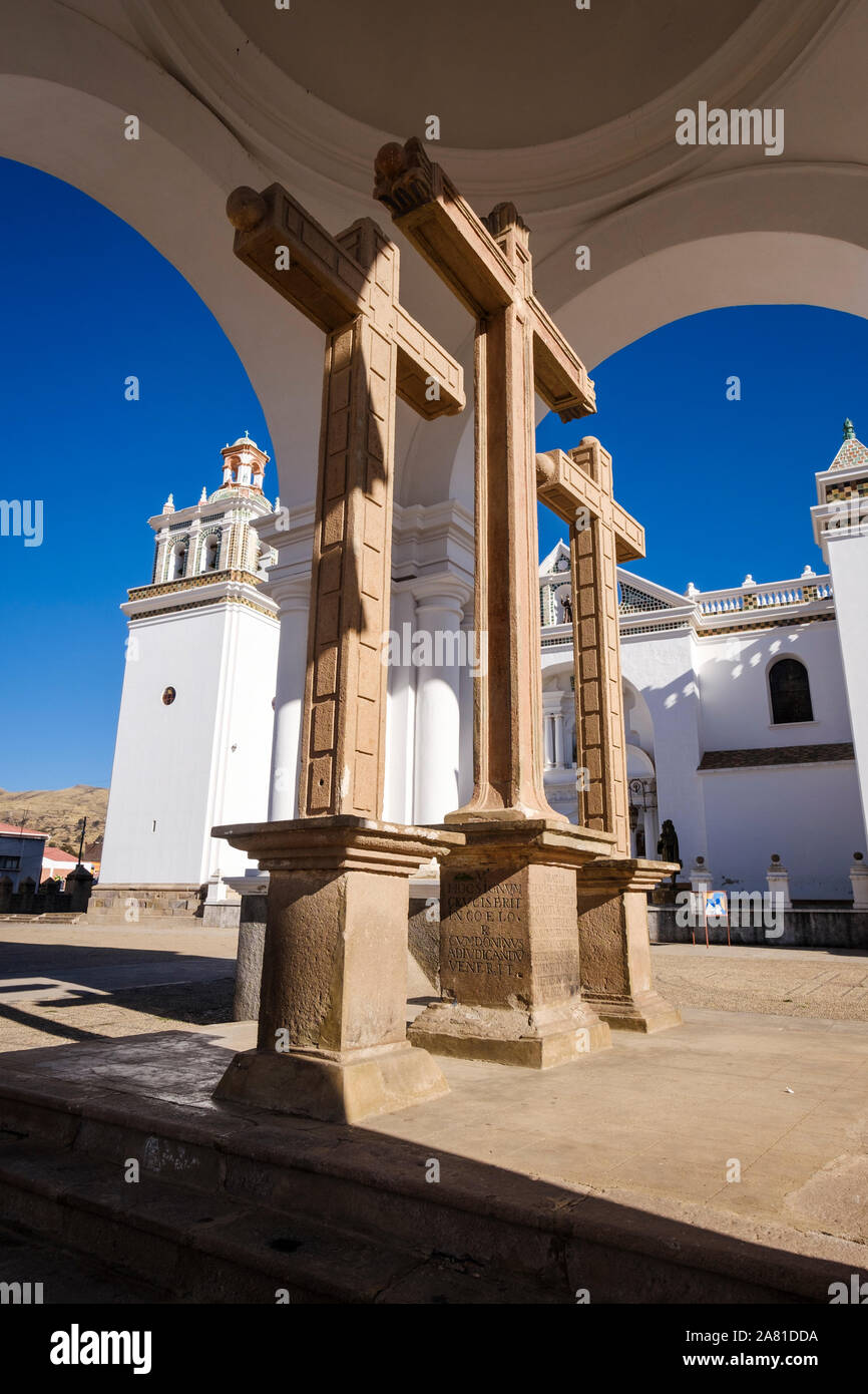 Drei prächtige hölzerne Kreuze auf dem Hof der Basilika Unserer Lieben Frau von Copacabana, Bolivien Stockfoto