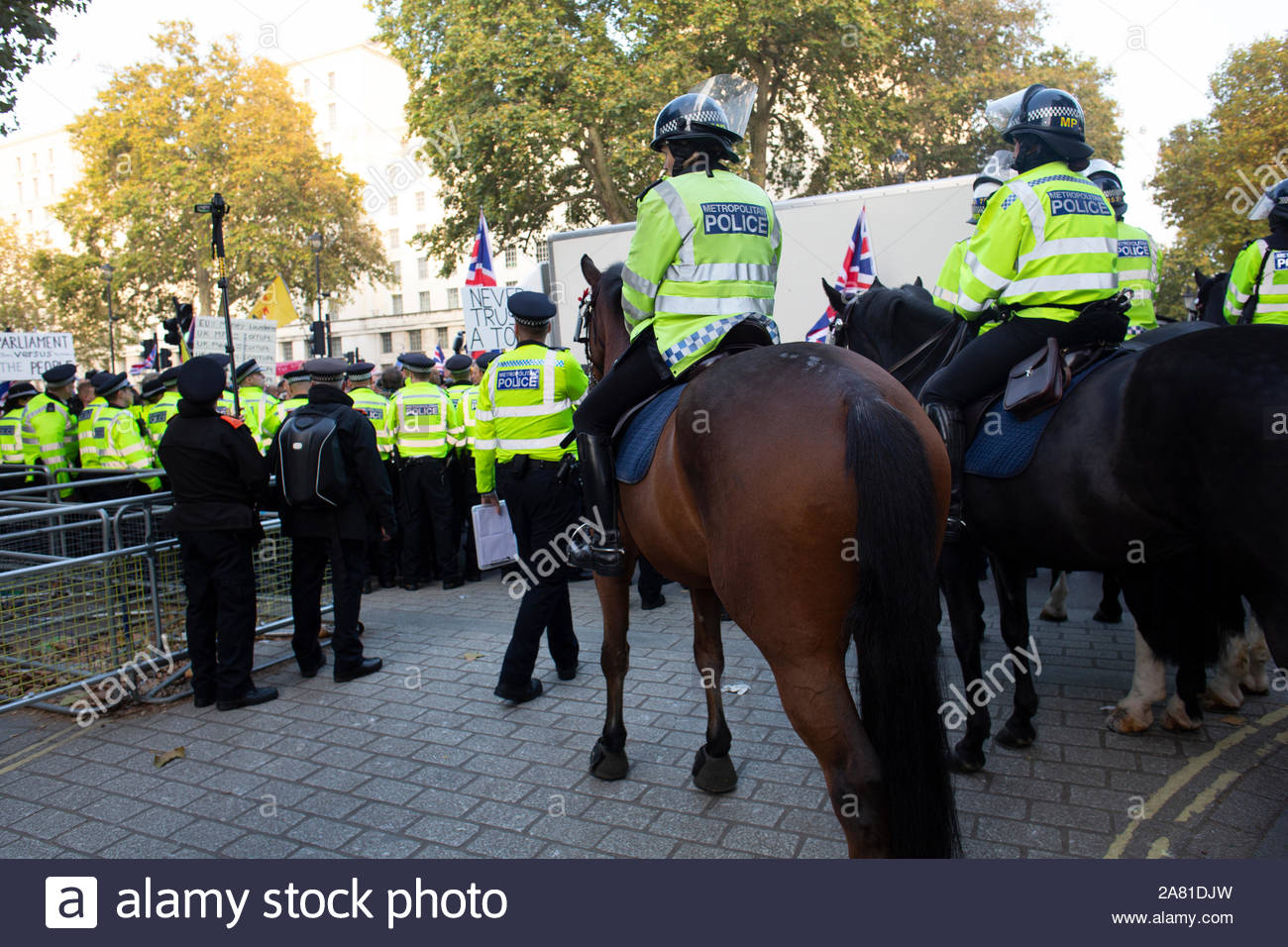 Ein Urlaub bedeutet verlassen. März fand in Westminster am 31. Oktober aus Protest gegen den Ausfall Brexit zu liefern. Es gab eine starke Polizeipräsenz an die Protest- und Verhaftungen vorgenommen wurden. Berittene Polizei waren auch an Hand der Gast aus Downing Street zu halten. Stockfoto