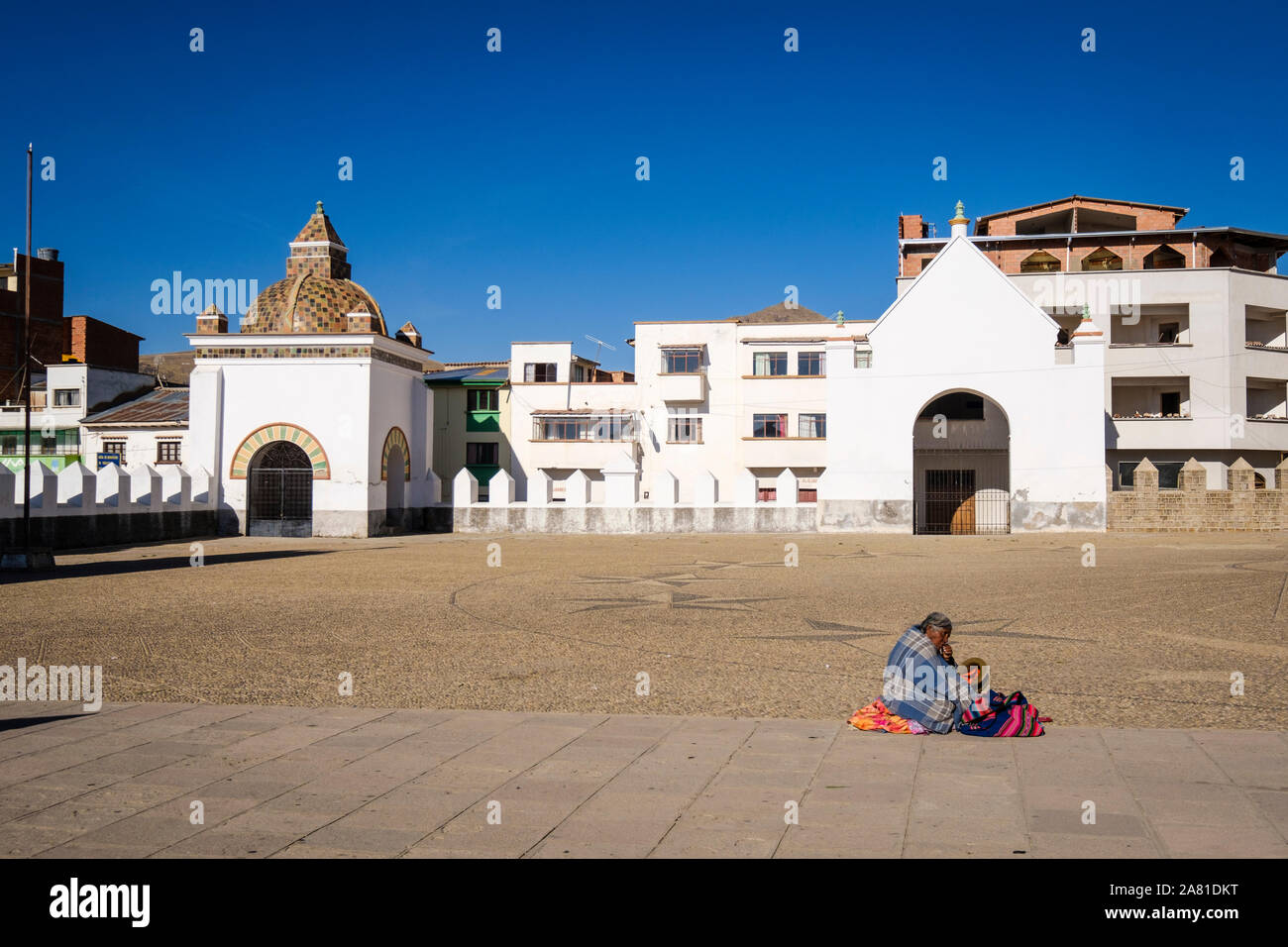 Alte lokale Frau auf den Hof der Basilika Unserer Lieben Frau von Copacabana, Bolivien sitzen Stockfoto