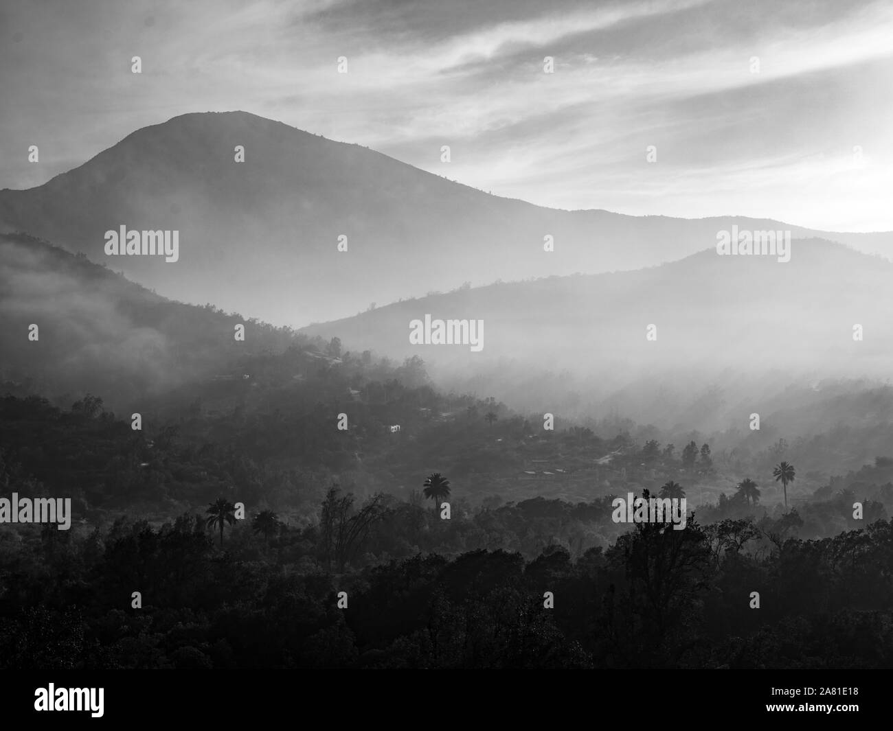 Schwarz-Weiß-Bild von einem Tal im Zentrum von Chile in der Nähe von Nationalpark La Campana. Stockfoto