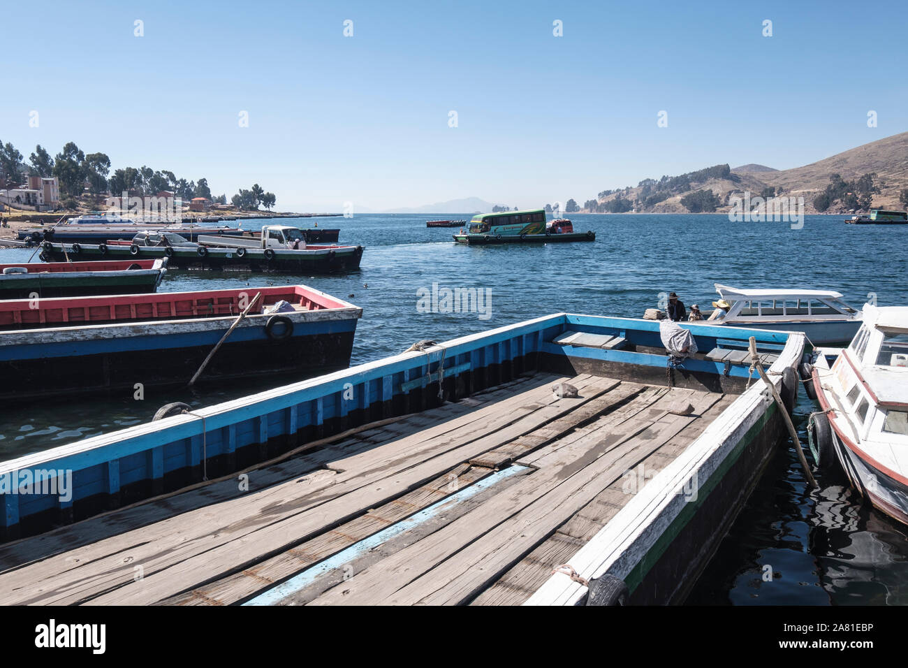 Kähne am Ufer des San Pedro von Tiquina auf der Straße von Tiquina, Bolivien Stockfoto