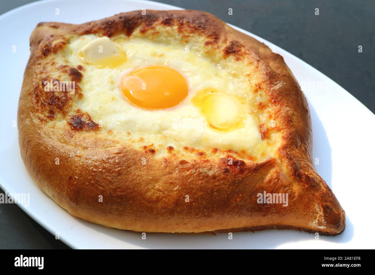 Nahaufnahme einer Platte des Adjarian Khachapuri, Käse und Eiern Traditionelle georgische Brot Stockfoto